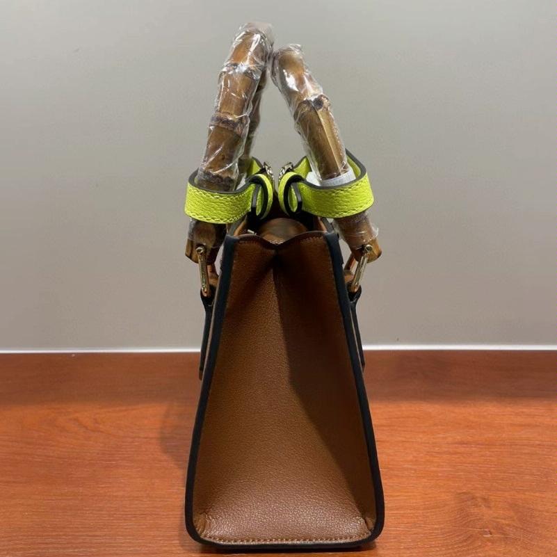 Versatile Cowhide Shoulder Bag for All Occasions - Black